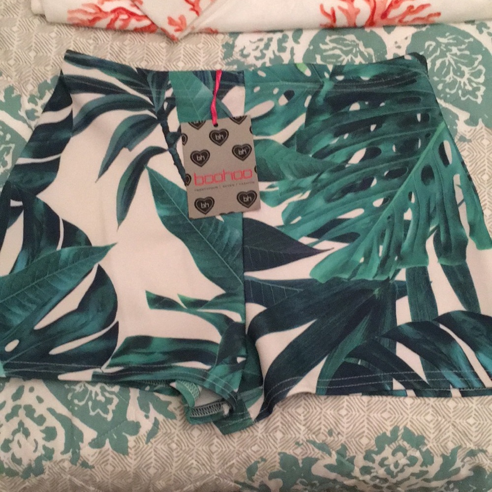NWT Boo Hoo palm print high waisted shorts